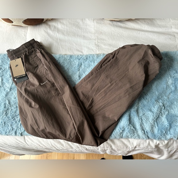 Nike Women's Sportswear Classic Woven Mid-Rise Jogger Pants - Picture 9 of 11